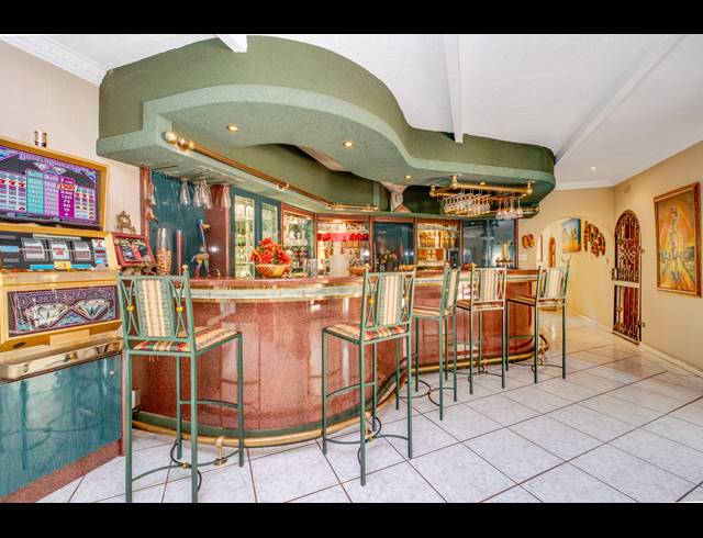 9 BEDROOM FREESTANDING FOR SALE IN BRYANSTON